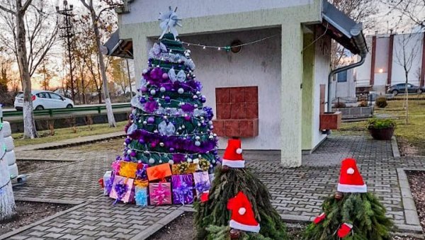 НОВОГОДИШЊИ УКРАСИ У НОВОМ ИТЕБЕЈУ: Малишани се радују предстојећим празницима (ФОТО)