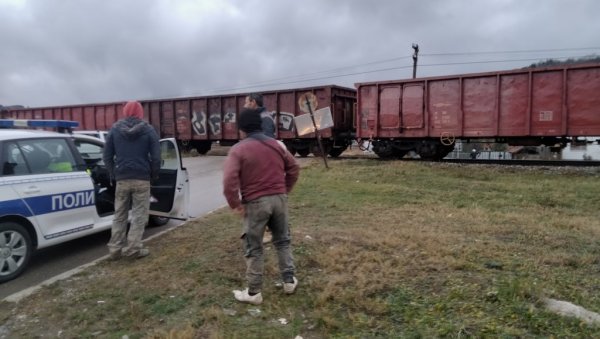 ПРЕЖИВЕЛИ УДАР ВОЗА: Несрећа на пружном прелазу код Пирота