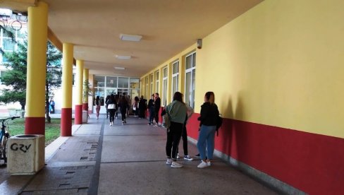 PARAĆINSKA ŠKOLA PONOVO „SUPER ŠKOLA“: ETŠ u programu razmene učenika Zapadnog Balkana PARAĆINSKA ŠKOLA PONOVO „SUPER ŠKOLA“: ETŠ u programu razmene učenika Zapadnog Balkana