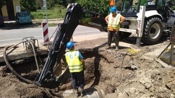 АЛТЕРНАТИВНИМ ПРАВЦЕМ ОД ЗРЕЊАНИНА ДО ЕЧКЕ: У току радови на прикључењу канализације (ФОТО)