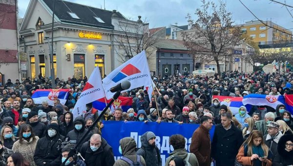 ХИЉАДЕ ЉУДИ У ШАПЦУ: Протест против пребијања багеристе (ФОТО/ВИДЕО)