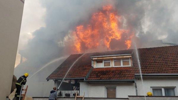 ПРВЕ ФОТОГРАФИЈЕ ПОЖАРА У ОБРЕНОВЦУ: Букти кинеска робна кућа - на лицу места ватрогасци и полиција (ФОТО/ВИДЕО)