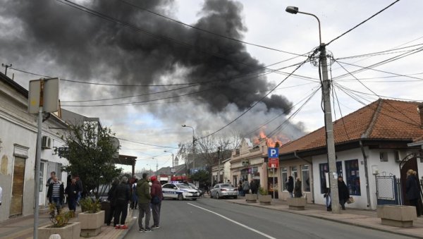 ГОВОРИО ЈЕ – САМО ВАЛЕНТИНА НИЈЕ ИЗАШЛА: Муж раднице нестале у пожару наишао када је ватра почела да гута тржни центар у Обреновцу (ФОТО)