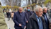 ТОМА НИКОЛИЋ ПЛАЧЕ НА МРКИНОЈ САХРАНИ: Бивши председник Србије стигао да ода последњу почаст Милутину Мркоњићу (ФОТО)