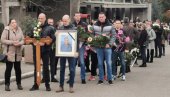 MAJKA, SUPRUGA I BRAĆA NEMI U BOLU IZA KOVČEGA: Sahranjen Miljan Jojić, radnik fabrike raketa Edepro (FOTO)