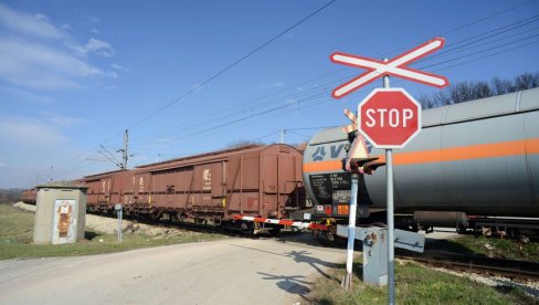 НЕСРЕЋА НА ПРУЗИ МАЈДАНПЕК-ПОЖАРЕВАЦ: Теретни воз налетео на аутомобил, теже повређен возач