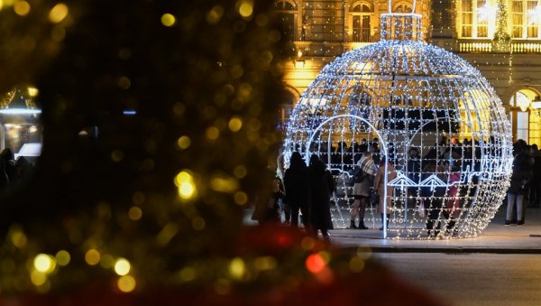 ЗИМСКА ФАНТАЗИЈА У НОВОМ САДУ: Град заблистао у најлепшем светлу, окићен у празничном духу