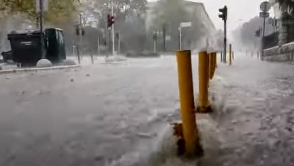 СПЛИТ ПОД ВОДОМ: Олујно невреме погодило Далмацију  (ВИДЕО)