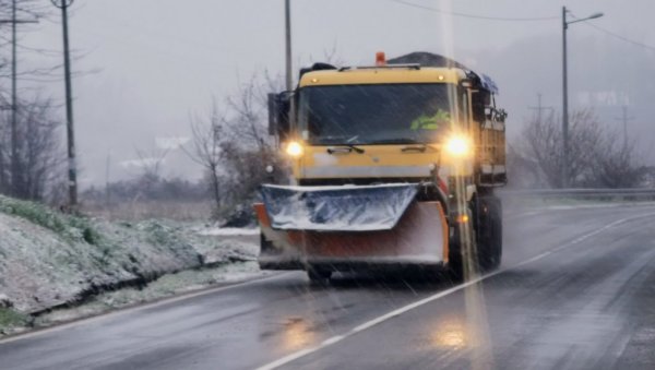 УПОЗОРЕЊЕ АМСС ЗА ВОЗАЧЕ: Клизав коловоз, ево где радови на путу мењају режим саобраћаја