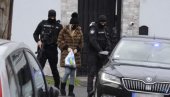 POLICIJA IZVELA MILJKOVIĆEVU ŽENU: U bundi i sa lisicama na rukama sprovedena u vozilo MUP-a, muče se sa blindiranim BMV-om od pet tona!