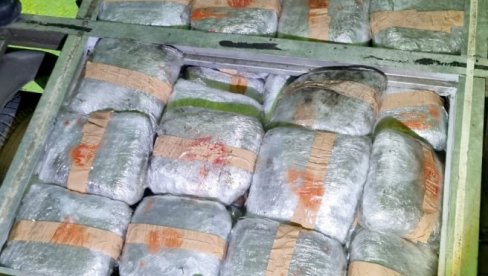 ЗАПЛЕЊЕНО 43 КИЛОГРАМА МАРИХУАНЕ: Акција полиције и царине на прелазу Шид