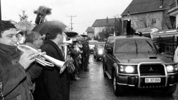 НИКАД ВИЂЕНЕ ФОТОГРАФИЈЕ СВАДБЕ ЦЕЦЕ И АРКАНА: Конвој од 60 џипова ишао по младу, међу званицама и Мика Алексић (ФОТО)