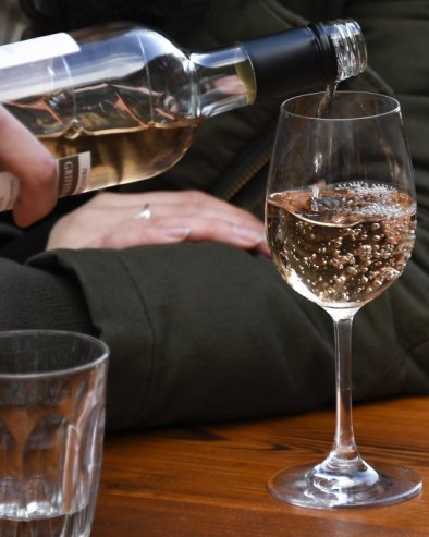 СЛАТКА И РОЗЕ ТРАЈУ ДУЖЕ: Колико дуго вино сме да буде отворено?