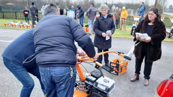 ПОВРАТНИЦИМА УРУЧЕНЕ МАШИНЕ: Влaдa Србиje пoмaжe онима који се враћају на огњишта у Посавини (ФБиХ)