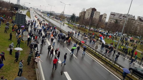 ЗАВРШЕНЕ БЛОКАДЕ: Много мањи број окупљених него прошле суботе, Ћутини еколози покушали да линчују човека код Сава центра