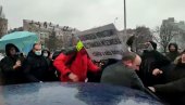 POKUŠAJ LINČA KOD SAVA CENTRA: Pogledajte kako su Ćutini ekolozi nasrnuli na čoveka i razbili mu automobil (VIDEO)