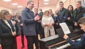 VUČIĆ OBIŠAO DOLJEVAC Građanima saopštio dobre vesti: Brže će da rastu i plate i penzije (FOTO/VIDEO)