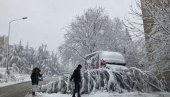 KOLAPS U BEOGRADU: Autobusi preprečeni na ulicama, padaju drveće i bandere, prave se ogromni zastoji