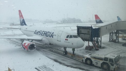 OGLASIO SE AERODROM NIKOLA TESLA: Zbog snega moguća odstupanja od planiranog reda letenja
