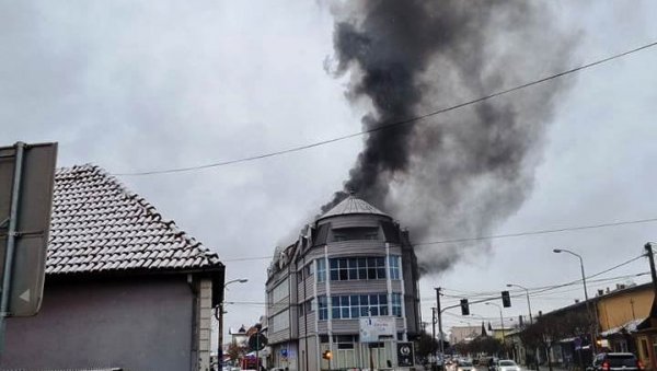 ПОЖАР У ЗГРАДИ У ПАРАЋИНУ: Срећа у несрећи - ватрогасци брзо савладали ватру у подрумском простору (ФОТО)