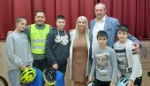 UČESTVOVALA DECA IZ 13 BEOGRADSKIH OPŠTINA: Kviz “Saobraćajko” za učenike osnovnih škola UČESTVOVALA DECA IZ 13 BEOGRADSKIH OPŠTINA: Kviz “Saobraćajko” za učenike osnovnih škola