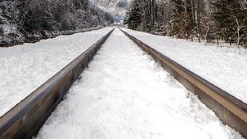 НЕВРЕМЕ ЗАУСТАВИЛО ВОЗОВЕ: На прузи Београд-Бар не саобраћају због квара на контактној мрежи НЕВРЕМЕ ЗАУСТАВИЛО ВОЗОВЕ: На прузи Београд-Бар не саобраћају због квара на контактној мрежи