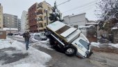 NEVEROVATNE FOTOGRAFIJE SA VOŽDOVCA: Asfalt progutao kamion (FOTO)