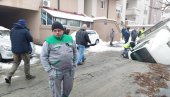 USPEO SAM DA IZAĐEM NA BOČNA VRATA: Vozač kamiona koji je propao kroz rupu na Voždovcu Sve se desilo u sekundi (FOTO/VIDEO)