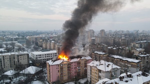 БУКТИЊА НА ВРХУ ЗГРАДЕ: Гори вишеспратница на Лиману, ватрена стихија захватила и два стана (ФОТО)