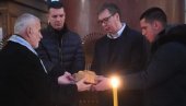 PREDSEDNIK VUČIĆ SLAVI KRSNU SLAVU: Sa Andrejem i Danilom u crkvi Svetog Marka, čestitao svima koji slave (FOTO)