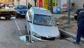 ULICA PROGUTALA AUTO U SMEDEREVU: Neverovatna scena u centru grada, otkriveno šta je uzrok