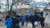 ДЕМОНСТРАНТИ УПАЛИ У СКУПШТИНУ У БУКУРЕШТУ: Протестују због ковид пропусница, жандармерија стигла на лице места (ФОТО, ВИДЕО)