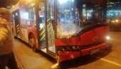 SUDAR AUTOBUSA I AUTOMOBILA NA NOVOM BEOGRADU: Putnici popadali od siline udara, tramvaji stoje (FOTO)