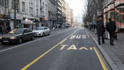 ZA VOŽNJU ŽUTOM TRAKOM KAZNA JE VELIKA: Nepoštovanje ovih pravila vozača može da košta i do 5.000 dinara ZA VOŽNJU ŽUTOM TRAKOM KAZNA JE VELIKA: Nepoštovanje ovih pravila vozača može da košta i do 5.000 dinara