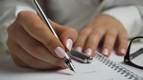 ТО НИЈЕ У ДУХУ НАШЕГ ЈЕЗИКА: Правописне грешке од којих се Србима диже коса на глави ТО НИЈЕ У ДУХУ НАШЕГ ЈЕЗИКА: Правописне грешке од којих се Србима диже коса на глави