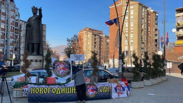 ПРЕЛЕП ПРИЗОР У ЦЕНТРУ КОСОВСКЕ МИТРОВИЦЕ: Новогодишњи сан организује прикупљање пакетића за децу из социјално угрожених породица са КиМ