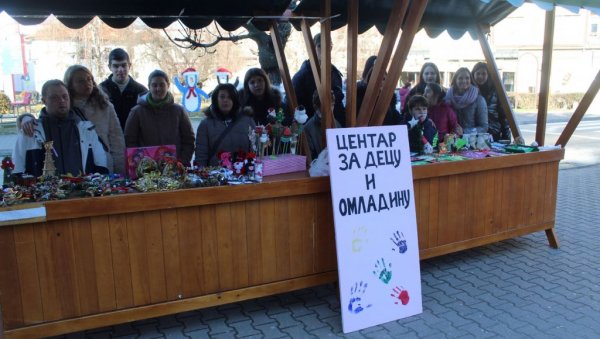 У СУСРЕТ НОВОЈ ГОДИНИ: У Власотинцу одржан „Вашар рукотворина“