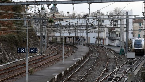 PUTNICI PROVELI NOĆ ZAROBLJENI NA PRUZI: Kvar im poremetio planove, intervenisali vatrogasci i Crveni krst