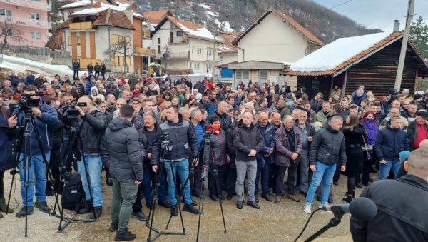 ОКУПЉЕНИ ГРАЂАНИ ЧЕКАЈУ ПРЕДСЕДНИКА: Вучић ће данас посетити школу „Живко Љујић” у Новој Вароши (ФОТО/ВИДЕО)