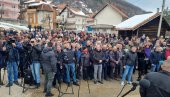 OKUPLJENI GRAĐANI ČEKAJU PREDSEDNIKA: Vučić će danas posetiti školu „Živko LJujić” u Novoj Varoši (FOTO/VIDEO)