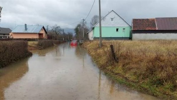 ВОДА ОДНЕЛА ДВА МОСТА, УНИШТЕНЕ КУЋЕ: Поплавa на Златибору, евакуисане 22 особе, излила се Каменица у околини Чачка и Горњег Милановца