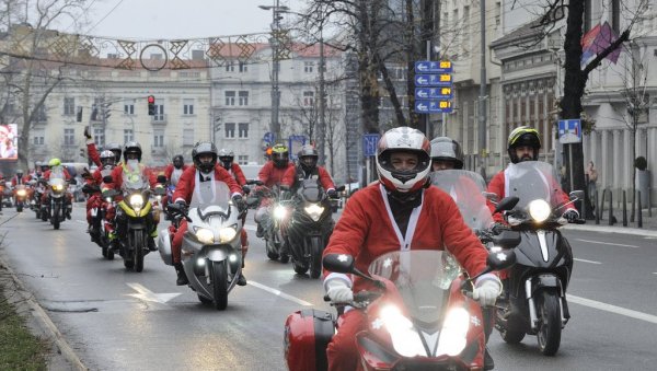 ОСМЕСИ ДЕЦЕ НАЈВЕЋА НАГРАДА: Бајкери поделили пакетиће београдским малишанима (ВИДЕО)