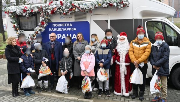 ПОКЛОНИ ОБРАДОВАЛИ ШТИЋЕНИКЕ ПРИХВАТИЛИШТА ЗА ДЕЦУ: Покретна канцеларија Горана Весића поделила пакетиће