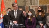 ŽELIMO DA MLADI MEDICINARI OSTANU U SRBIJI Vučić uručio ugovore o zaposlenju diplomcima: Svojim radom pokazali da su ispred ostalih (VIDEO)