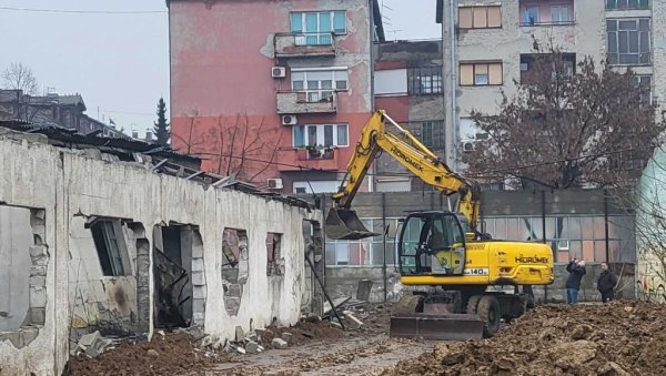 СРУШЕН ИСКРИВЉЕНИ ЗИД ФАБРИКЕ ИМПА: Багер уклонио бесправни, напуштени објекат у Улици Милана Узелца