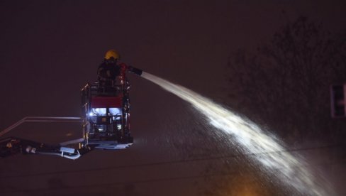 VELIKI POŽAR KOD MALOG POŽAREVCA: Celo brdo u plamenu, preti da se proširi ka auto-putu (VIDEO)