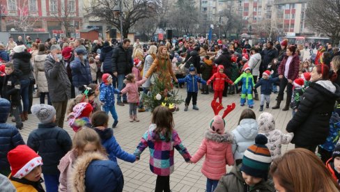 ГРАД СМЕДЕРЕВО ПРИПРЕМА НОВОГОДИШЊЕ ПАКЕТИЋЕ: Рок за пријаву почиње данас