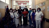 ПОКЛОНИ ЗА ПРВОРОЂЕНЕ БЕБЕ У НЕГОТИНУ: Председник општине даривао близанце (ФОТО) ПОКЛОНИ ЗА ПРВОРОЂЕНЕ БЕБЕ У НЕГОТИНУ: Председник општине даривао близанце (ФОТО)