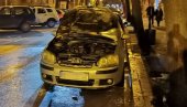 ZAPALIO SE AUTO ISPRED POLICIJSKE UPRAVE NIŠ: Vatra planula ispod haube golfa, auto pripada službenici PU Niš