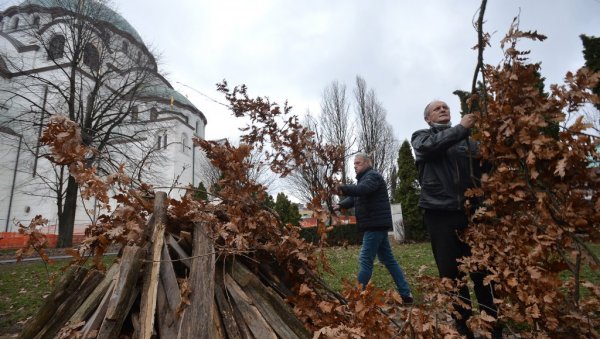 УЗ БАДЊАК ИДЕ ЈОШ ЈЕДНА ГРАНИЧИЦА: Стари обичај без ког нема Божића, ово је симболика